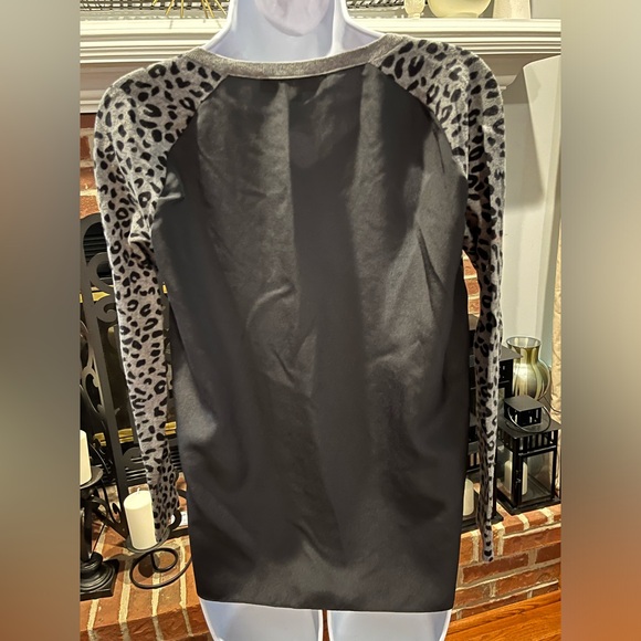 🔥Loft Hi/Lo V-Neck Leopard Print Sweater Size:S Color:Black and Gray - Picture 4 of 9